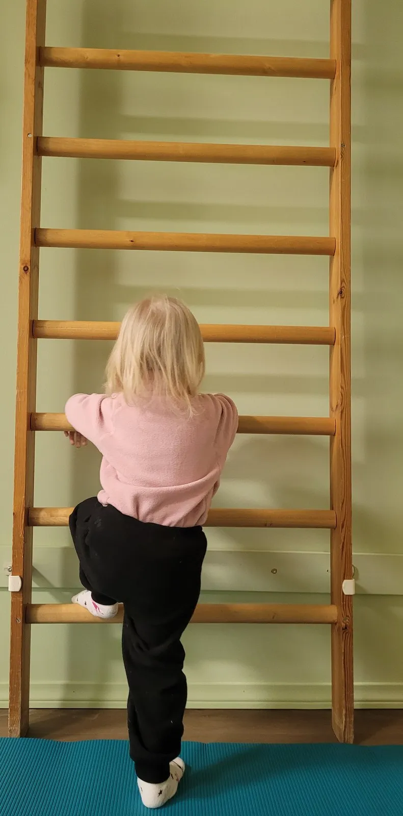 Lapsi kiipeää puolapuilla vastaanotolla
